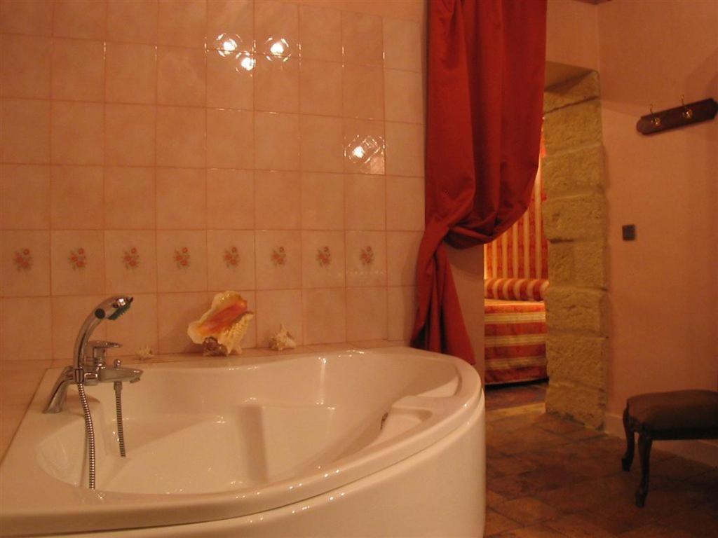 Bize De La Tour Bed & Breakfast Saint-Bonnet-du-Gard Room photo